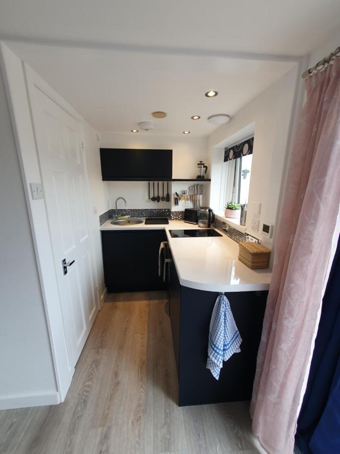 Lovely Private Studio Room With Own Kitchen And Bathroom. Set In The Popular Area Of Shiphay In Torquay And Only A Short Walk From Torbay Hospital מראה חיצוני תמונה